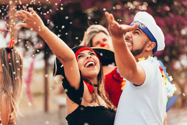 carnaval dos personas celebrando