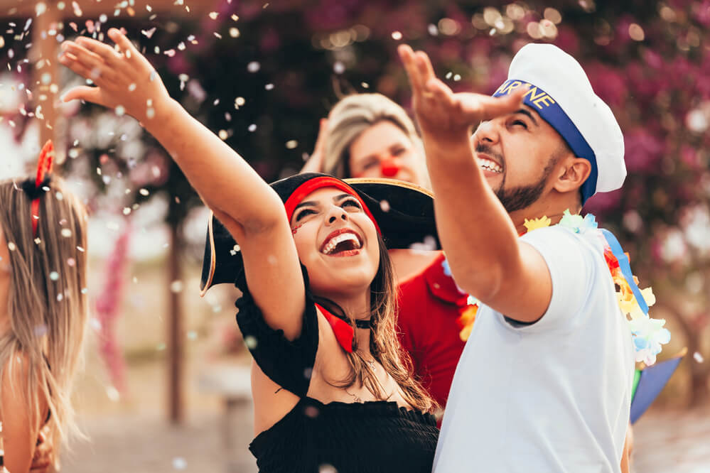 carnaval dos personas celebrando