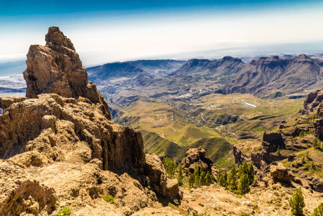 roque bentayga con la caldera de tejeda de fondo
