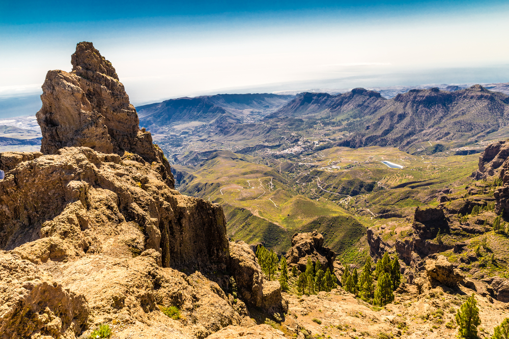 roque bentayga con la caldera de tejeda de fondo